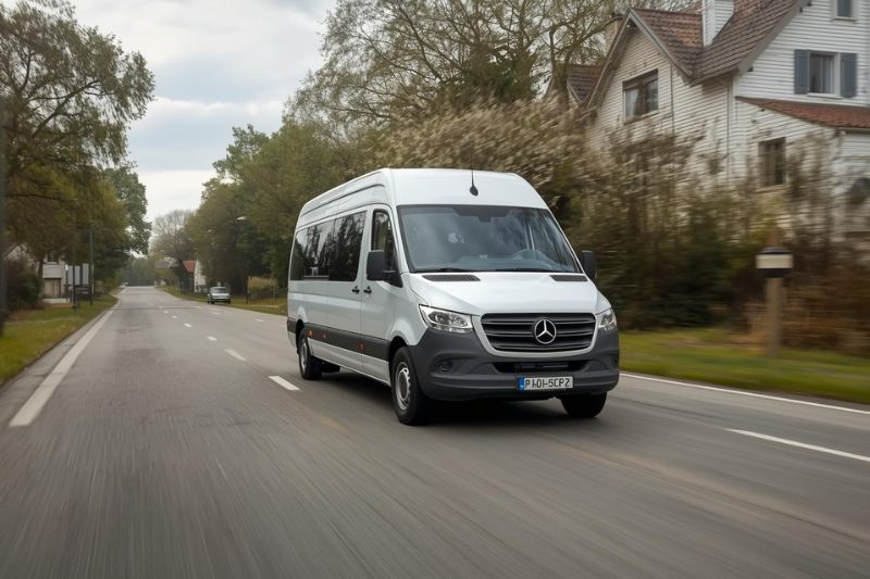 Bus w trakcie jazdy po lokalnej drodze – wynajem samochodów Libiąż